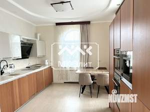 Дом 284м², 3-этажный, участок 8 сот.  