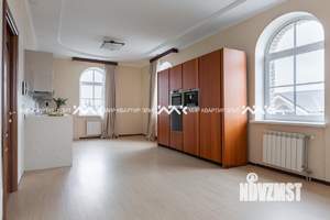 Дом 284м², 3-этажный, участок 8 сот.  